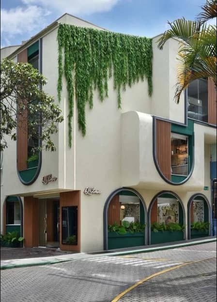 Fachada da Q!Clinic em Alphaville, com arcos e jardim vertical